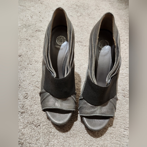 💥 Authentic💥 Versace Taupe Leather Platform Peep Toe Pumps Size 7.5M - Picture 2 of 9